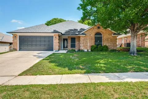 816 Willow Ct, Saginaw, TX 76179