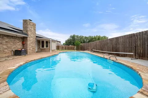 213 Meadowhill Dr, Benbrook, TX 76126