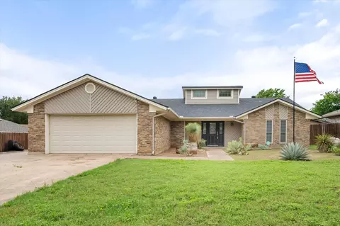 213 Meadowhill Dr, Benbrook, TX 76126