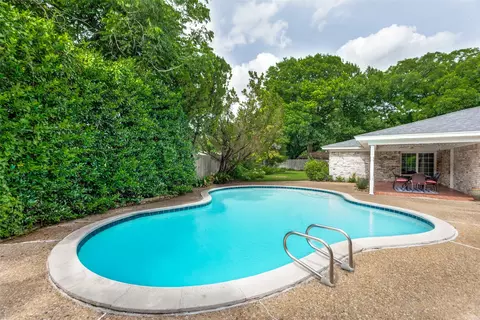 4128 Coral Cir, Benbrook, TX 76126