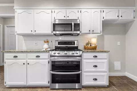 Kitchen - 1208 Dendron Dr, Hewitt, TX 76643 photo 3 of 3