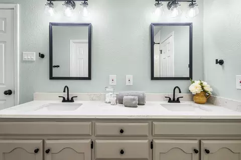 Bath - 1208 Dendron Dr, Hewitt, TX 76643 photo 2 of 4
