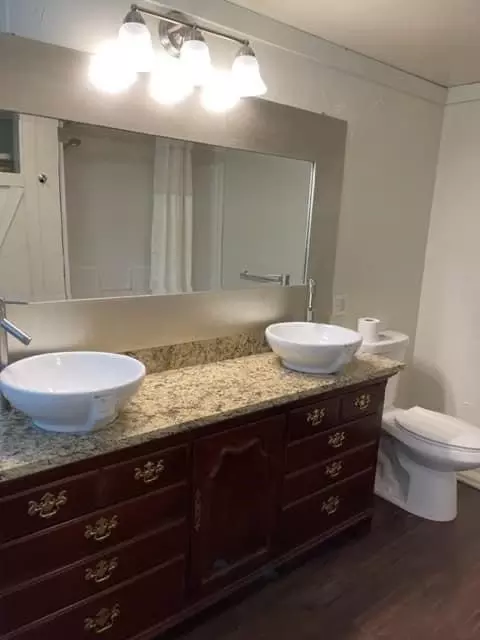 Bath - 11119 Wortham Bend Rd, Waco, TX 76708 photo 2 of 3