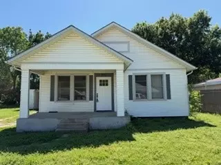 312 Small St, Bowie, TX 76230