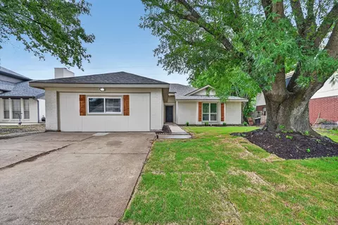 2832 Red Oak Dr, Grand Prairie, TX 75052