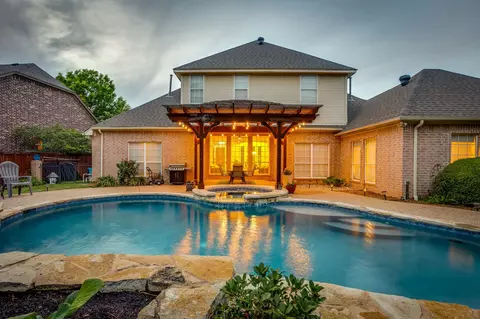 912 Thomas Crossing Dr, Burleson, TX 76028