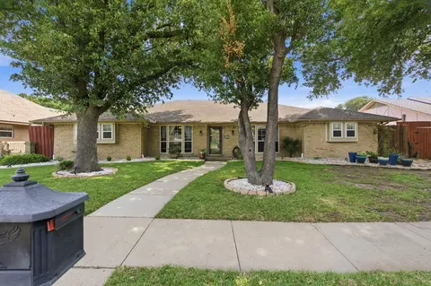 1025 Hampshire Ln, Carrollton, TX 75007