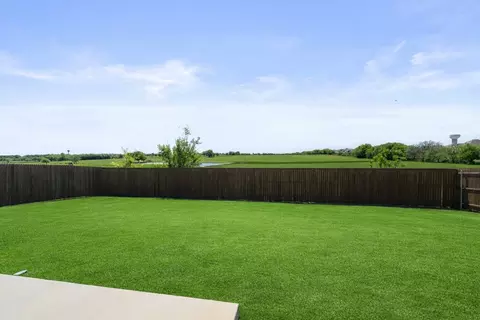 1073 Fleetwood Dr, Justin, TX 76247