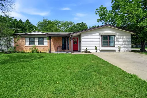 889 Jerry Ln, Bedford, TX 76022