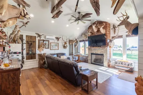 Living - 305 N Avenue K E, Haskell, TX 79521 photo 4 of 6
