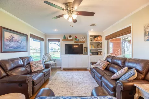 Living - 305 N Avenue K E, Haskell, TX 79521 photo 2 of 6