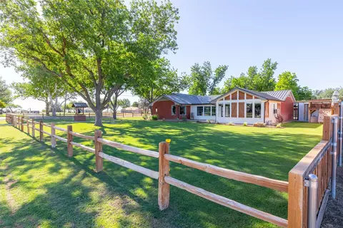 Exterior - 305 N Avenue K E, Haskell, TX 79521 photo 4 of 10