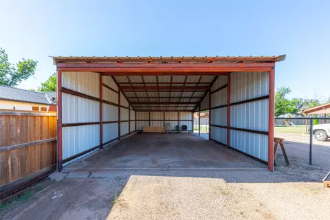 Exterior - 305 N Avenue K E, Haskell, TX 79521 photo 7 of 10