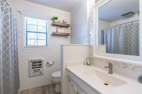 Bath - 305 N Avenue K E, Haskell, TX 79521 photo 3 of 4
