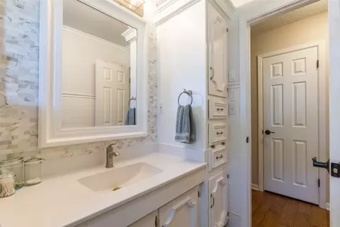 Bath - 305 N Avenue K E, Haskell, TX 79521 photo 4 of 4