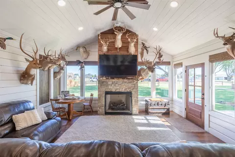 Living - 305 N Avenue K E, Haskell, TX 79521 photo 5 of 6