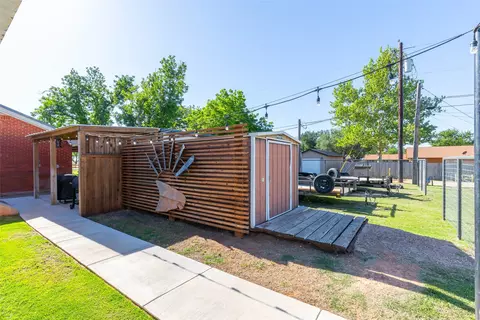 Exterior - 305 N Avenue K E, Haskell, TX 79521 photo 6 of 10
