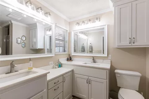 Bath - 305 N Avenue K E, Haskell, TX 79521 photo 1 of 4