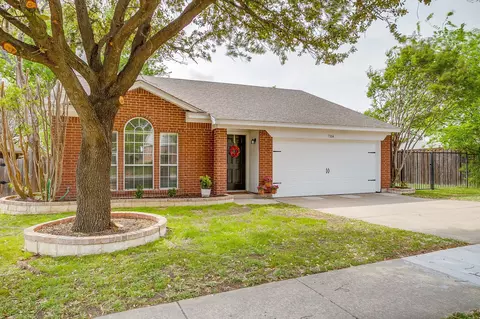 7104 Summerset Dr, Benbrook, TX 76126