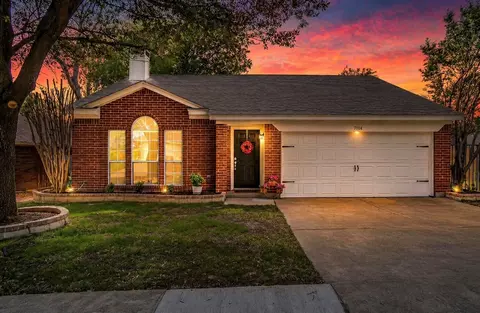 7104 Summerset Dr, Benbrook, TX 76126