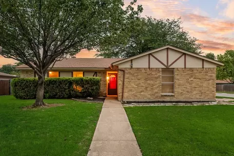 5929 Robin Dr, Watauga, TX 76148