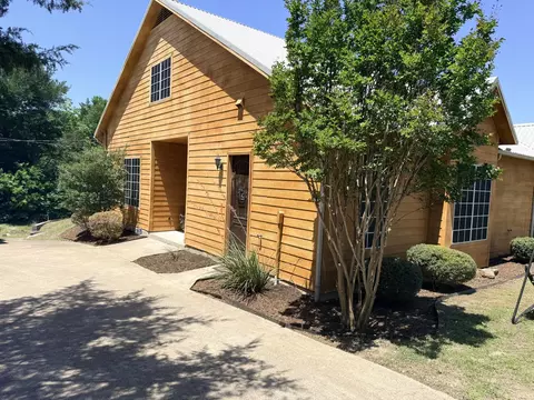 305 Twin Lakes Dr, Waxahachie, TX 75165