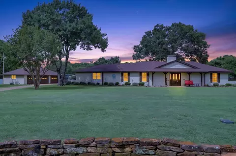 105 Elm Dr, Oak Leaf, TX 75154