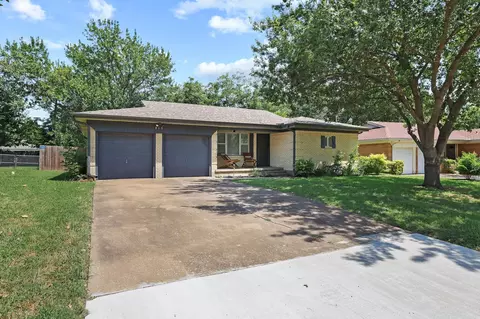 813 S Andrews St, Sherman, TX 75090