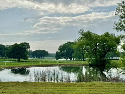 9722 Oak Creek Dr, Pilot Point, TX 76258
