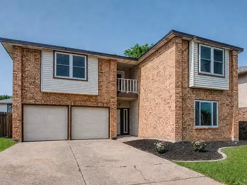 829 Foxridge Dr, Arlington, TX 76017