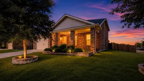 2000 Grimes Dr, Forney, TX 75126