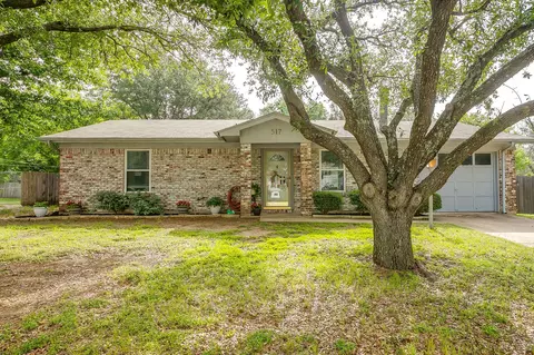 517 Post Oak Ln, Burleson, TX 76028