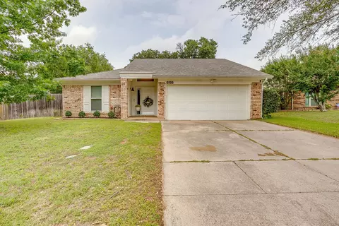 2135 Reverchon Dr, Arlington, TX 76017