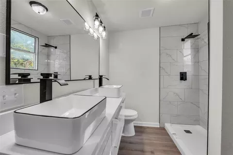 Bath - 2524 Mcferrin Ave, Waco, TX 76708 photo 2 of 3