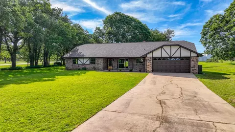 101 Meadow Ct, Weatherford, TX 76086