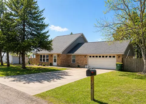 104 Cedar Creek Dr, Groesbeck, TX 76642