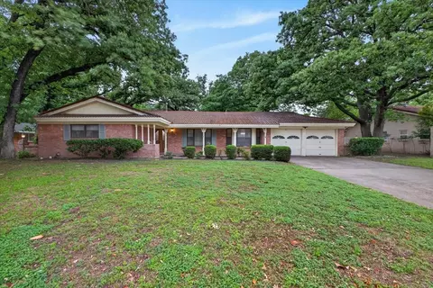 845 Wheelwood Dr, Hurst, TX 76053
