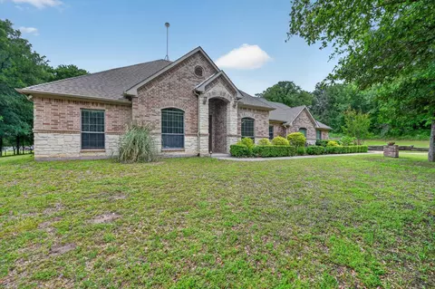 141 N Natural Spring Ln, Azle, TX 76020