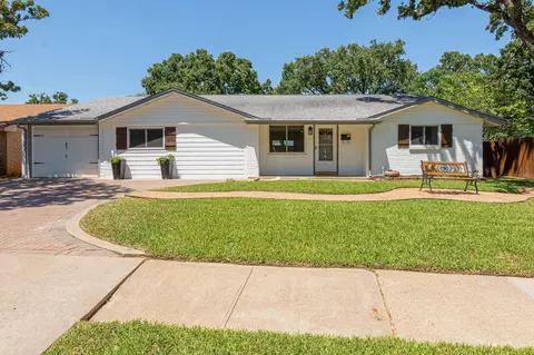 1044 Meadowbrook Dr, Grapevine, TX 76051