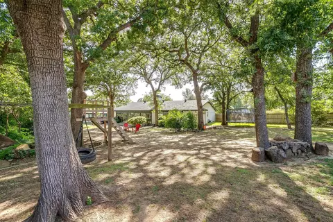 124 Cliffside Dr S, Burleson, TX 76028