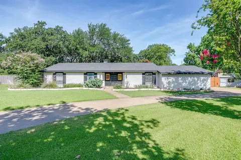 124 Cliffside Dr S, Burleson, TX 76028