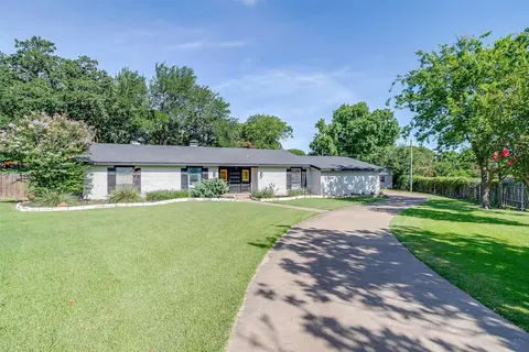 124 Cliffside Dr S, Burleson, TX 76028