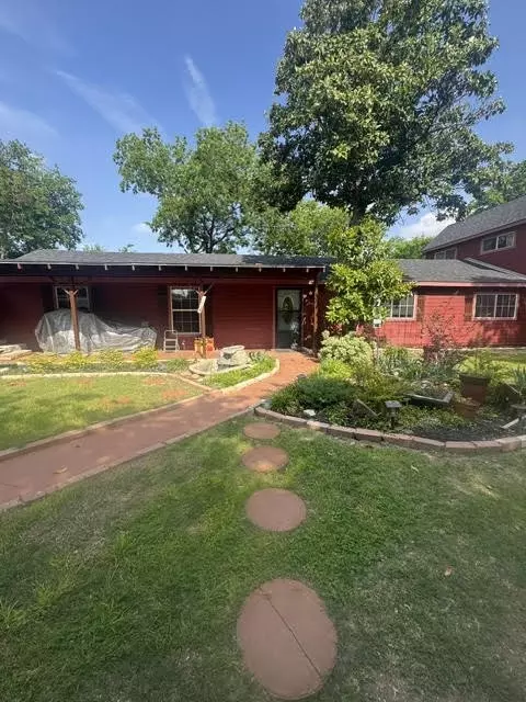 9619 Santa Monica Dr, Fort Worth, TX 76116
