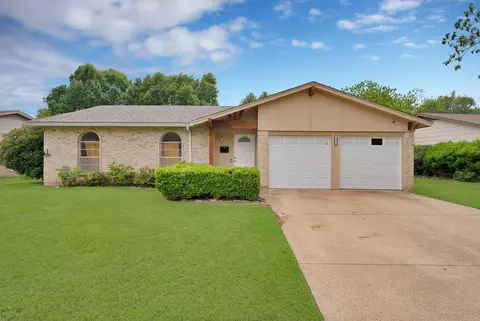 521 Ann Lois Ln, Burleson, TX 76028