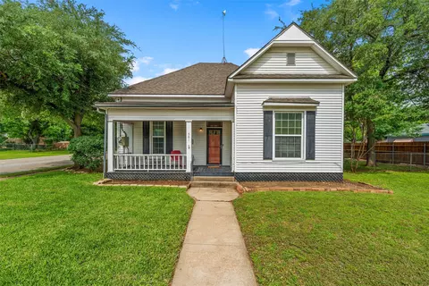 501 N Davis St, West, TX 76691