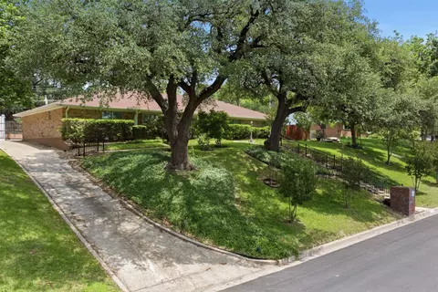 1209 Southwood Dr, Woodway, TX 76712