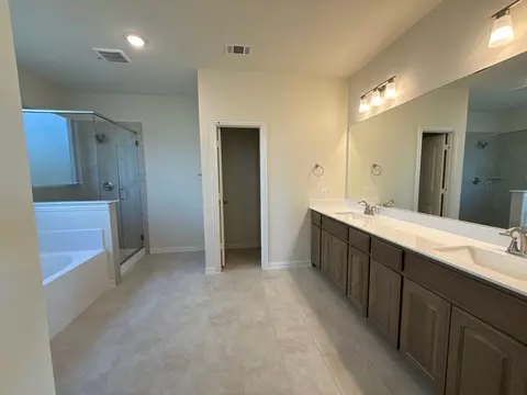 Bath - 1124 Trinity Dr, Springtown, TX 76082 photo 1 of 2
