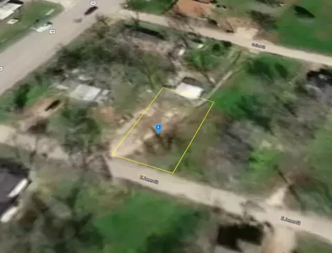 703 E Jones St, Luling, TX 78648 photo 3