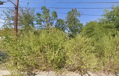 703 E Jones St, Luling, TX 78648 photo 2