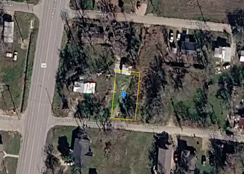 703 E Jones St, Luling, TX 78648